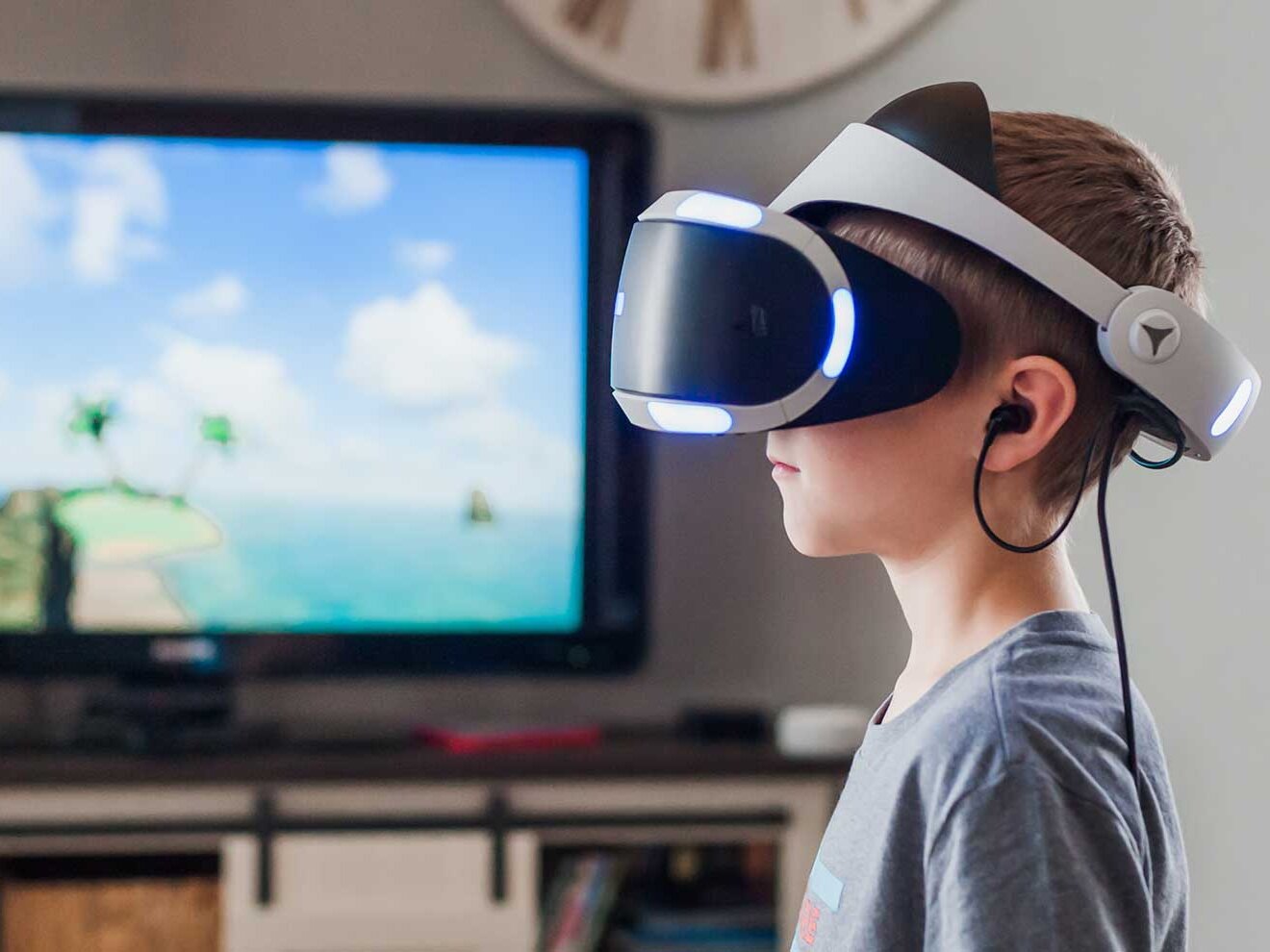 Ein Junge spielt mit einer VR-Brille ein Computerspiel